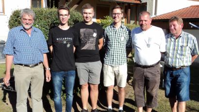 Bild: ksi
Sportanglervereins-Vorsitzender Rudi Lindner (links) und sein Stellvertreter Jürgen Müller (rechts) mit den neuen Fischereiaufsehern.