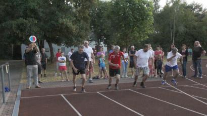 Bild: Mardanow
Mit dem Schlagen der Startklappe schickt Schirmherr Hans Steinsdorfer (links) die ersten Teilnehmer auf die Sprintstrecke.