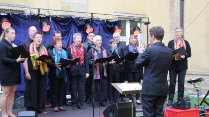 Bild: ads
Zur Bereicherung des Open-Air-Märchenfestes im Kloster Ensdorf trug das Palestrinaensemble unter der Leitung des Kirchenmusikers aus Hl. Dreifaltigkeit Amberg, Christian Farnbauer, bei.