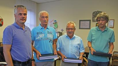 Bild: nm
Schwergewichtiges hatte Bürgermeister Thomas Meiler für Roland Pichl, Werner Richter und Stefan Krapf (von links) mitgebracht. Für sie gab es Ausfertigungen der Masterarbeit von Lena Möller zur Geschichte des Vogelherds.