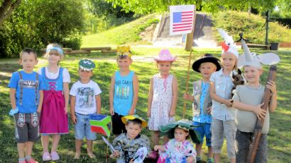 Bild: Johann Bauer
Cowboyhüte, Tiermasken, Reishüte, Dirndln und Lederhosen – alle Kinder trugen die passende Kleidung zum Thema „Reise um die Welt“.