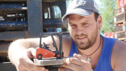 Bild: Gabi Schönberger
Maximilian Üblacker postiert den Mini-Stapler auf dem Gabelzinken und demonstriert, wie er damit im Finale zwei Zentimeter große Fässchen aufgenommen und umgesetzt hat.