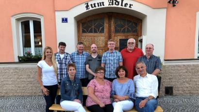 Bild: Mayer, Doris [MYD]
Im Rahmen einer Betriebsfeier ehrte Hannelore Gugel treue Mitarbeiter. Sitzend von links -  Carmen Hofmann, Lydia Koslov, Nina Fehlinger, Jochen Ullmann stehend Hannelore Gugel, Martin Bösl, Hans Götz,  Patrick Recht, Norbert Kraus,  Richard Dörner, David Bogdan.