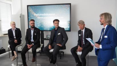 Bild: Bühner
Teilnehmer der Podiumsdiskussion am "TechDay" (von links): Diplom-Ingenieurin Elisabeth Schärtl von der Kuka AG, Geschäftsführer Marco Bauer von der BAM GmbH, Florian Lehmer vom Institut für Arbeitsmarkt- und Berufsforschung und  OTH-Dekan Clemens Bulitta.  Als Moderator fungiert OTH-Professor Frank Schäfer.