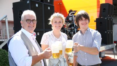 Bild: hwk
Beim Siemensfest stoßen Standortleiter Alfred Koch (von links), Bierkönigin Johanna Seiler und Festwirt Johannes Ponnath miteinander an.
