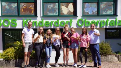 Bild: bkr
Daumen hoch für so viel soziales Engagement. Ein dickes Kuvert übergeben (von links) Marco Hofmann, Johanna Erbse, Lina Fischer, Florentine Heil, Annemarie Daumann, Lia Rießner und Amelie Güttler an SOS-Kinderdorf-Leiter Holger Hassel.