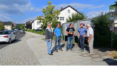 Bild: Petra Hartl
Die SPD-Gemeinderäte Andreas Koch und Rudolf Preitschaft (Zweiter und Dritter von links) sowie ihr Kollege von den Freien Wählern, Mathias Demel (Zweiter von rechts), im Gespräch mit den Anwohnern.