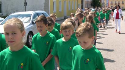 Bild: amö
Die Grundschüler stellen sich zum Kirchenzug auf.
