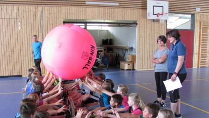Bild: sei
Schüler und Lehrerinnen sind vom Kin-Ball begeistert.