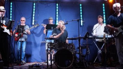 Bild: weu
Mit Oldies von der Band "OBT" mit Frontmann Ralf Gohlke (links) werden die Gäste am Samstagabend beim Bürgerfest verwöhnt.
Bild: weu