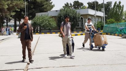 Bild: Mohammad Jawad/dpa
Das sind drei von  insgesamt 69 Afghanen, die am Mittwoch in Kabul landeten. Unter ihnen sind auch zwei Männer aus Weiden.
