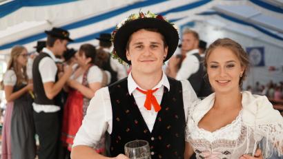 Bild: ads
Sergej Pahl und Patricia Graf wurden per Weckerläuten als neues Oberkirwapaar von Poppenricht ermittelt. Für Pahl keine unbekannte Position, denn er war bereits 2016 Oberkirwabursch.