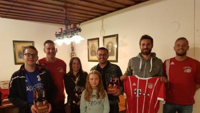 Bild: gi
Die Gewinner der Verlosung beim FC-Bayern-Fanclub freuen sich über die Preise. Vorsitzender Thomas Grötsch (Zweiter von links), Stellvertreter Christian Kühn (rechts) und Glücksfee Ida Zenk (vorne) gratulieren.