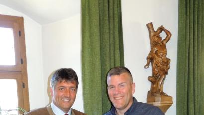 Bild: mor
Die Ausgehuniform ist noch im Umzugsgepäck, Bürgermeister Edgar Knobloch (links) empfing im Rathaus Oberst Adam J. Boyd den neuen Kommandeur der US-Armee-Garnison Bavaria.