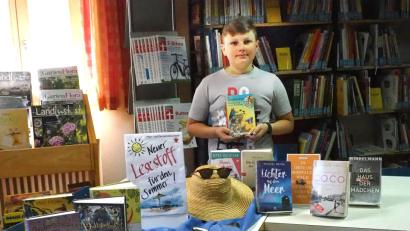 Bild: fvo
Niklas Bergler stellt Lesestoff für den Sommer vor.