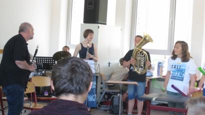 Bild: exb
Helmut Eisel (links) bei der Arbeit mit den jungen Leuten.