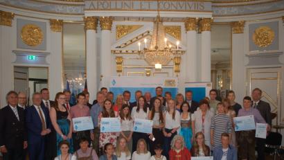 Bild: gib
Regierungspräsident Axel Bartelt (links) zeichnete mehrere Schulen aus dem Landkreis mit Haupt- und Förderpreisen aus.