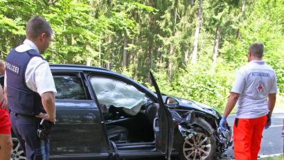 Bild: nm
Hoher Sachschaden und ein schwerverletzter Motorradfahrer: Ein heftiger Unfall ereignet sich am Donnerstag auf der Straße zwischen Flossenbürg und der Silberhütte.