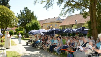 Bild: bey
Stadtpfarrer Pater Hans Ring feiert mit den Pleysteiner Senioren eine Marienandacht.