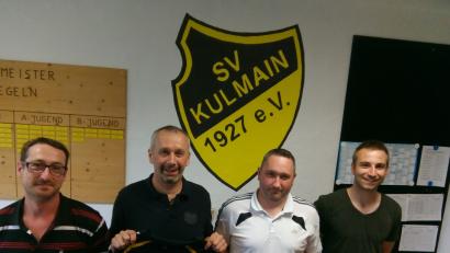 Bild: jsa
Michael Kastner (links) als Sportwart und Sebastian Fröhlich (rechts) als Spartenleiter übernehmen in der SV-Kegelabteilung neue Aufgaben. Auch Roland König von GH Löschwitz und Dirk Suttner (Zweiter und Dritter von links) vom SKC Speinshart betreten Neuland. Beide streifen sich künftig das Trikot der Kulmainer über.