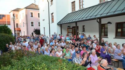 Bild: fjo
Im Serenadenhof genießt ein begeistertes Publikum den Auftritt der "Damen-Big-Band".