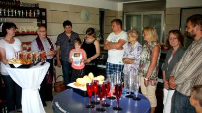 Bild: R. Kreuzer
Mitarbeiter, Freunde und Verwandte feiern die Neueröffnung der Metzgerei Schedl im Weidener Süden.