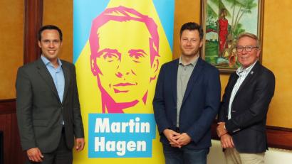 Bild: Dobmeier
Das Wahlprogramm „Neue Generation Bayern“ stellte FDP-Spitzenkandidat Martin Hagen (links) vor, der auf Einladung des Weidener Landtagsdirektkandidaten Christoph Skutella (Zweiter von rechts) und von Stadtrat Reinhold Wildenauer referierte.