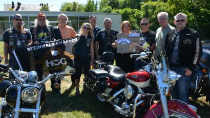 Bild: Rosner, Josef [JR] (ROSNER.JOSEF@T-ONLINE.DE)
500 Euro stellte der Harley-Davidson-Club „Steinwald-Chapter-Bavaria“ für die Heilpädagogischen Tagesstätte der Lebenshilfe zur Verfügung, worüber sich Sandra Köstler (4. von rechts) sehr freute. Überreicht wurde die Spende vom Vorsitzenden Peter Kuriczak (Dritter von rechts). Mit im Bild Club-Kassiererin Ursula Fleischer, stellvertretender Lebenshilfe-Vorsitzender Franz Malzer (2. von rechts) und 2. Bürgermeister Stefan Grillmeier (6. von rechts).