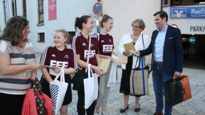 Bild: Lang
Schüler des Projektseminars befragten bei der "Hussenkrieg"-Premiere die ersten Zuschauer.