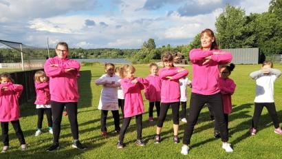 Bild: rgr
Die "Tanzinis" tanzen bei der Sonnwendfeier des Sportvereins "Concordia" auf dem Sportplatz.