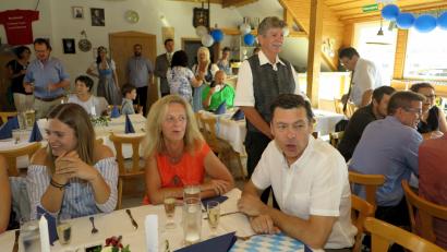 Bild: Hirsch
Jakob Scharf (stehend) genoss die Glückwünsche zum 70. Geburtstag in seinem "zweiten Wohnzimmer", dem DJK-Sportheim.