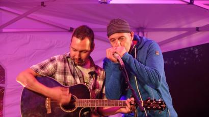 Bild: mmj
Heimspiel an der Mundharmonika: Beim Auftritt von Alex Gruber (links) stellte der Weidinger Michael Schwarz musikalisches Talent unter Beweis.