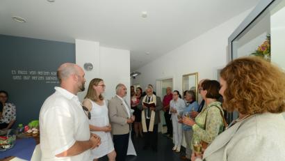 Bild: bey
Pfarrer Arnold Pirner segnet die Privatpraxis von Dr. med. Ariane Heigl  (Zweite von links). Mit dabei auch Ehemann Johannes Heigl (links), Bürgermeister Karlheinz Preißer, Professor Robert Schwinger (Dritter von rechts) und die ehemalige Praxiseigentümerin Dr. Magdalena Reber-Schuller (Fünfte. von rechts).