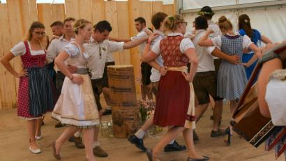 Bild: Paul Böhm
Gefällig waren auch heuer wieder die einstudierten Kirwatänze in Ransbach rund um den Kirwabaumanschnitt.