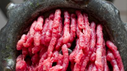 Bild: Patrick Pleul/dpa
Die Firma Goldschmaus ruft vorsorglich Hackfleisch zurück.