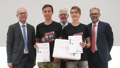 Bild: dob
Adrian Walbrunn und Lukas Weig von der Vohenstraußer Realschulklasse 10a (vorne, von links) errangen in der Kategorie "Farbchecker 2.0" den bayerischen Meistertitel für Robotik.