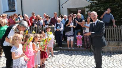 Bild: exb/Schwohnke
Beim Stehempfang vor der Kirche gratuliert auch der Kinderchor der Pfarrei dem Jubilar mit einem Lied.