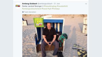 screenshot: twitter.com/ambergsulzbach
Landrat Richard Reisinger  hat "The walking bag" auf Sylt platziert.
