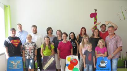 Bild: Unter dem Motto „Kemnath, lass’ dich nieder“ übergibt Jessika Wöhrl-Neuber (hinten, Dritte von rechts) kunstvoll gestaltete Stühle.
Unter dem Motto „Kemnath, lass dich nieder“ hatte Jessika Wöhrl-Neuber (hinten, Dritte von rechts) zur letzten Übergabeaktion von kunstvoll gestalteten Stühlen vor der Sommerpause in das Familienzentrum Mittendrin eingeladen.