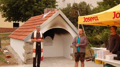 Bild: ema
KLJB-Vorsitzender Johann Wilhelm begrüßte die Gäste der Backofeneinweihung.  Pfarrer Johann Wutz spendete den  Segen.