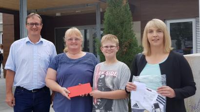 Bild: Theresa Ehbauer
Bernhard Albrecht (Geschäftsführer) gratuliert  Birgit Scheffmann (mit Sohn) und  Sabine List.