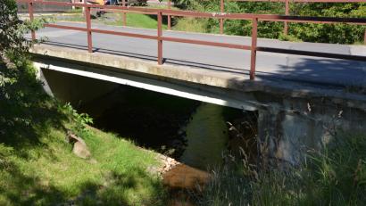 Bild: Rosner, Josef [JR] (ROSNER.JOSEF@T-ONLINE.DE)
In Eigenregie will die Gemeinde die Brücke über den Kornmühlbach bei Zirkenreuth sanieren. Die Maßnahmen, darunter die Erneuerung des Geländers, sollen noch heuer über die Bühne gehen.