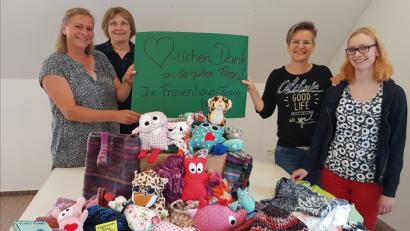 Bild: exb
Mit Mützen, Schals und Stofftieren überrasche Melanie Thoma die Mitarbeiterinnen des Frauenhauses Weiden.