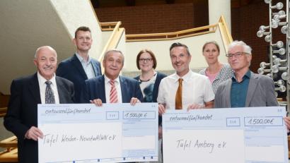 Bild: [gsb]
Auch in seinen letzten Zügen bringt der Freundschaftsmarathon die Städte Amberg und Weiden noch ein Stück näher zusammen: Josef Gebhardt von der Weidener (links) und Bernhard Saurenbach von der Amberger Tafel (rechts) freuen sich über die Schecks im Wert von jeweils 1500 Euro.