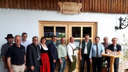 Bild: exb
Viele Ehrengäste begleiteten die Einweihung der neuen WBV-Büroräume: (von links) Waldwart Hans Walbrun, Forstdirektor Alwin Kleber, stellvertretender Geschäftsführer Matthias Zäch, Bürgermeister Ludwig Prögler, Büroassistentin Birgit Vogl, Bürgermeister Martin Birner, Josef Liegl (Forstwirtschaftliche Vereinigung Oberpfalz), Geschäftsführer Alfons Vogl, WBV-Vorsitzender Martin Prey, Josef Ziegler (Waldbesitzerverband), WBV-Berater Alois Nißl, Förster Fritz Reichert.