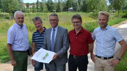 Bild: Schulze
Kämmerer August Trißl, Förderverein-Vorsitzender Vinzenz Rahn, Bürgermeister Franz Stahl, Stadtbaumeister Andreas Ockl und Straßenbaumeister Michael Dörfler (von links) begutachten den fertig erneuerten Weg im naturbelassenen Teil des Parks. Auf dem Plan stehen noch große Maßnahmen wie der Bau von Wohnmobilstellplätzen und die Erschließung von vier Baugrundstücken.