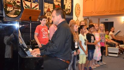 Bild: gi
Musikschulleiter Wolfgang Ziegler begleitet den Chor der Grundschule zum Auftakt des Jahresabschlusskonzerts am Klavier.