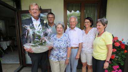 Bild: ubb
Dritter Bürgermeister Norbert Schuller (links) gratulierte dem Ehepaar Margot und Alfons Bauer (Mitte). Glückwünsche kamen auch von Schwiegersohn Peter Swandulla (Zweiter von links) sowie den Töchtern Christa Fürst und Ingrid Swandulla (von rechts) zur Diamanthochzeit.