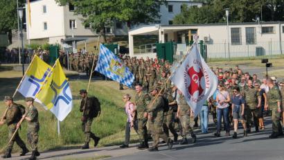 Bild: (dl)
Der Pilgerzug wurde von einem Meer an Militärfahnen aus den Seelsorgebezirken angeführt. Generalleutnant Jürgen Knappe und Brigadegeneral Jörg See begleiteten die Fußwallfahrt.