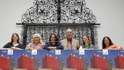 Bild:  Peter Ferstl, Stadt Regensburg
Das „Danube Art Lab“ bringt frischen Nachschub an Kultur aus dem Donauraum nach Regensburg. Dieses Team engagiert sich dafür: Jasmin Beer (Museen der Stadt Regensburg), Regina Hellwig-Schmid, Künstlerische Leiterin und Vorsitzende des donumenta e.V., Bürgermeisterin Gertrud Maltz-Schwarzfischer, Kulturreferent Klemens Unger, Maria Lang (Museen der Stadt Regensburg) und Museumsleiterin Doris Gerstl (von links).